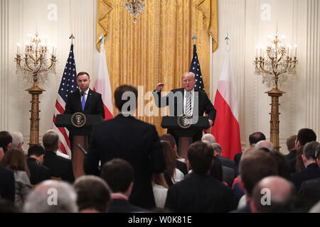 Le président Donald Trump parle après un journaliste a posé une question que le président polonais Andrzej Duda (L) regarde dans le cours d'une conférence de presse commune à la Maison Blanche à Washington, DC Le 18 septembre 2018. Photo de Pat Benic/UPI Banque D'Images
