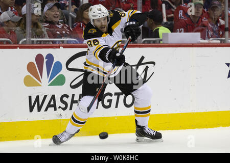 Bruins de Boston (Pastrnak David aile droite 88) cherche un col pendant le match entre les Bruins et les Capitals de Washington à Capital One Arena à Washington, D.C. le 3 octobre 2018. Photo par Alex Edelman/UPI Banque D'Images