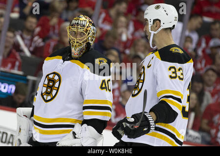Le gardien des Bruins de Boston Tuukka Rask (40) porte sur le défenseur Zdeno Chara (33) après une interruption de jeu pendant le match entre les Bruins et les Capitals de Washington à Capital One Arena à Washington, D.C. le 3 octobre 2018. Photo par Alex Edelman/UPI Banque D'Images