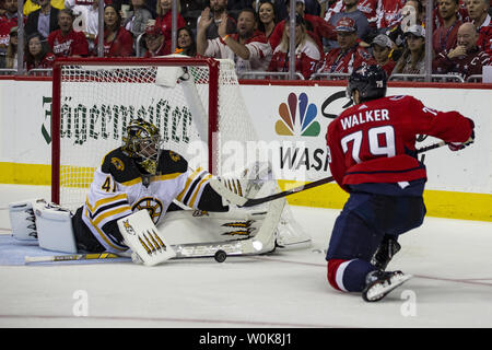 Le gardien des Bruins de Boston Tuukka Rask (40) fait une sauvegarde sur un tir de Capitals de Washington aile gauche Nathan Walker (79) pendant le match entre les Bruins et les Capitals de Washington à Capital One Arena à Washington, D.C. le 3 octobre 2018. Photo par Alex Edelman/UPI Banque D'Images