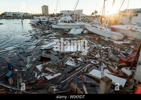 Dommages à la station d'accueil ainsi que des embarcations à voile et amassé ensemble, montrent la puissance de l'ouragan Michael à Panama City, Floride Marina, 12 octobre 2018. Michael a frappé la côte de Floride le 10 octobre comme une catégorie 4, près de Mexico Beach comme la plus forte tempête à frapper le sud des États-Unis dans l'état plus d'un siècle. Photo de Ken Cedeno/UPI Banque D'Images
