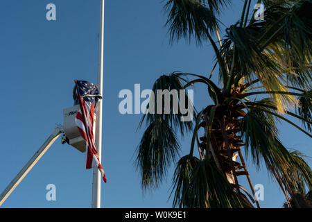 Lee Bucky se déploie le drapeau américain sur le poteau en face de l'Hôtel de ville deux jours après le passage de Michael a frappé la ville de Panama le 12 octobre 2018. Michael a frappé la côte de Floride le 10 octobre comme une catégorie 4, près de Mexico Beach comme la plus forte tempête à frapper le sud des États-Unis dans l'état plus d'un siècle. Photo de Ken Cedeno/UPI Banque D'Images