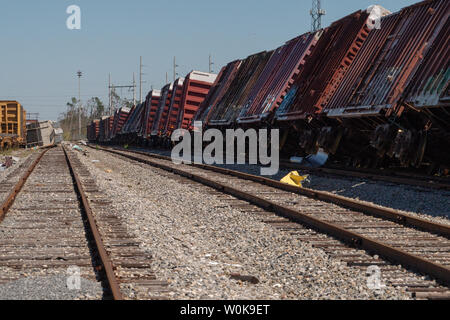 Les wagons sont renversées après l'ouragan Michael a frappé la ville de Panama le 12 octobre 2018. Michael a frappé la côte de Floride le 10 octobre comme une catégorie 4, près de Mexico Beach comme la plus forte tempête à frapper le sud des États-Unis dans l'état plus d'un siècle. Michael a touché terre autour de 1:00 h, heure de l'Est (17h00 GMT), le National Hurricane Center a dit. Photo de Ken Cedeno/UPI Banque D'Images