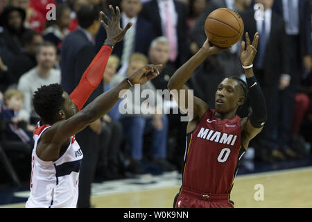 Miami Heat en avant Josh Richardson (0) tandis que les pousses gardé par des Washington Wizards en avant Kelly Oubre Jr (12) au cours du quatrième trimestre au Capitol une arène à Washington, DC Le 18 octobre 2018. Les assistants l'hôte de la chaleur pour commencer la saison NBA. Photo par Alex Edelman/UPI Banque D'Images