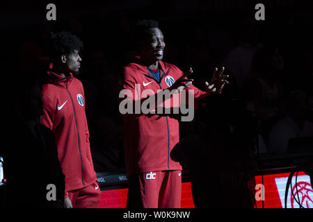 Washington Wizards en avant Devin Robinson (7) et Dwight Howard (21 centre) bienvenue fans avant de jouer le Heat de Miami le 18 octobre 2018 au Capitol une arène à Washington, DC. Photo par Alex Edelman/UPI Banque D'Images