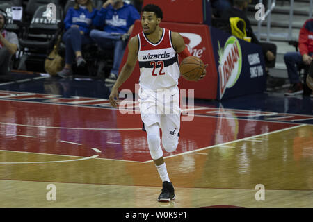 Washington Wizards en avant Otto Porter Jr (22) dribbles pendant le jeu entre le Miami Heat et les Washington Wizards le 18 octobre 2018 au Capitol une arène à Washington, DC. Photo par Alex Edelman/UPI Banque D'Images