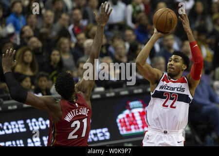 Washington Wizards en avant Otto Porter Jr (22) pousses durant le match entre le Heat de Miami et Washington Wizards le 18 octobre 2018 au Capitol une arène à Washington, DC. Photo par Alex Edelman/UPI Banque D'Images
