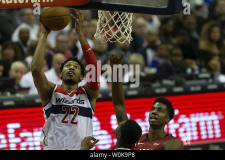 Washington Wizards en avant Otto Porter Jr (22) pousses durant le match entre le Heat de Miami et Washington Wizards le 18 octobre 2018 au Capitol une arène à Washington, DC. Photo par Alex Edelman/UPI Banque D'Images