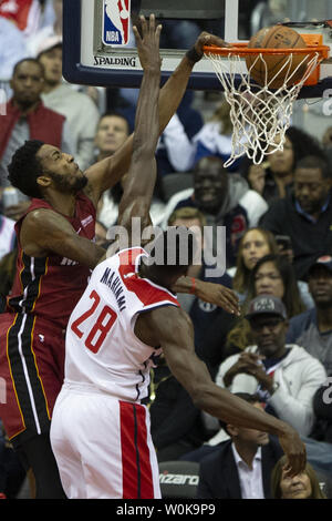 Miami Heat en avant Derrick Jones Jr. (5) dunks sur Washington Wizards center Ian Mahinmi (28) pendant le jeu entre le Miami Heat et les Washington Wizards le 18 octobre 2018 au Capitol une arène à Washington, DC. Photo par Alex Edelman/UPI Banque D'Images