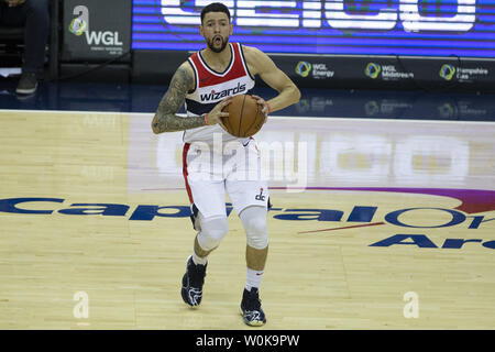 Washington Wizards en avant Jason Smith (14) recherche un col pendant le jeu entre le Miami Heat et les Washington Wizards le 18 octobre 2018 au Capitol une arène à Washington, DC. Photo par Alex Edelman/UPI Banque D'Images