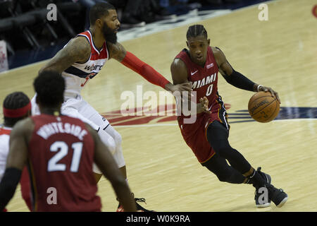 Miami Heat en avant Josh Richardson (0) disques durs pour le panier tandis que gardé par des Washington Wizards en avant Markieff Morris (5) au cours du quatrième trimestre au Capitol une arène à Washington, DC Le 18 octobre 2018. Les assistants l'hôte de la chaleur pour commencer la saison NBA. Photo par Alex Edelman/UPI Banque D'Images