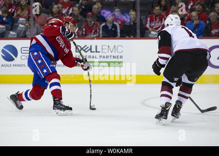 Les Capitals de Washington l'aile gauche Andre Burakovsky (65) tandis que les pousses défendu par Arizona Coyote aile gauche Brendan Perlini (11) au cours de la première période à Capital One Arena le 11 novembre 2018. Les Capitals de Washington l'hôte des Coyotes de l'Arizona pour mettre fin à un stand d'accueil multi-jeux. Photo par Alex Edelman/UPI Banque D'Images