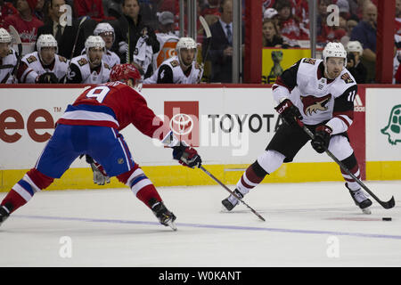 Arizona Coyote aile gauche Brendan Perlini (11) recherche un col pour se défendre par les Capitals de Washington le défenseur Dmitry Orlov (9) au cours de la deuxième période à Capital One Arena le 11 novembre 2018. Les Capitals de Washington l'hôte des Coyotes de l'Arizona pour mettre fin à un stand d'accueil multi-jeux. Photo par Alex Edelman/UPI Banque D'Images