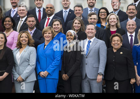 Représentant élu Ilhan Omar, D-MN, (3e R) se tient avec les autres membre-élus qu'ils posent pour la photo de groupe pour les nouveaux membres de la prochaine 116e Congrès, à l'extérieur du Capitole à Washington, D.C. le 14 novembre 2018. Photo par Kevin Dietsch/UPI Banque D'Images