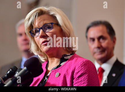 Rempl. Liz Cheney, R-WY, parle aux médias après avoir été élue présidente de la Conférence républicaine à la suite de l'élection des dirigeants républicains la 116e Congrès, le Capitole à Washington, D.C. le 14 novembre 2018. Rempl. Kevin McCarthy, D-CA a été élu au poste de chef de la minorité à la Chambre, Rép. Steve Scalise, R-LA a été élu en tant que whip minoritaire, Rép. Gary Palmer, R-AL, a été élu président du comité de la politique républicaine, R, Rép. Jason Smith, R-MO a été élu secrétaire de la Conférence républicaine, et Mark Walker (R-N.C.) a été élu Vice-président de la Conférence républicaine. Photo Banque D'Images