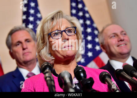 Rempl. Liz Cheney, R-WY, parle aux médias après avoir été élue présidente de la Conférence républicaine à la suite de l'élection des dirigeants républicains la 116e Congrès, le Capitole à Washington, D.C. le 14 novembre 2018. Rempl. Kevin McCarthy, D-CA a été élu au poste de chef de la minorité à la Chambre, Rép. Steve Scalise, R-LA a été élu en tant que whip minoritaire, Rép. Gary Palmer, R-AL, a été élu président du comité de la politique républicaine, R, Rép. Jason Smith, R-MO a été élu secrétaire de la Conférence républicaine, et Mark Walker (R-N.C.) a été élu Vice-président de la Conférence républicaine. Photo Banque D'Images