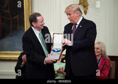 Le président Donald Trump remet la Médaille de la liberté Elvis Presley à Jack Soden, président et chef de la direction d'Elvis Presley Enterprises, lors d'une cérémonie à la Maison Blanche à Washington, D.C. le 16 novembre 2018. Photo par Kevin Dietsch/UPI Banque D'Images