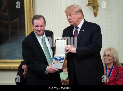 Le président Donald Trump remet la Médaille de la liberté Elvis Presley à Jack Soden, président et chef de la direction d'Elvis Presley Enterprises, lors d'une cérémonie à la Maison Blanche à Washington, D.C. le 16 novembre 2018. Photo par Kevin Dietsch/UPI Banque D'Images