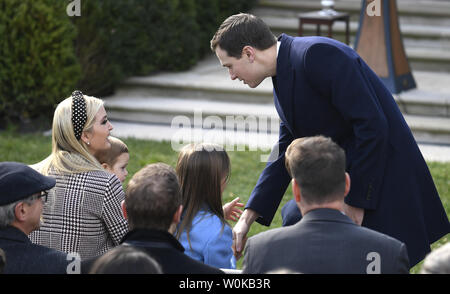 Jared Kushner (R) accueille son épouse Ivanka Trump, holding fils Joseph Frederick, avec fille Arabella Rose Kushner comme ils prennent leur place comme ils attendent le Président Donald Trump pardon annuel de la dinde de Thanksgiving, appelé 'Pois', à la Maison Blanche, le 20 novembre 2018, à Washington, DC. Avec son suppléant "carotte", les dindes seront envoyés à un zoo pour enfants en Virginie. Photo de Mike Theiler/UPI Banque D'Images