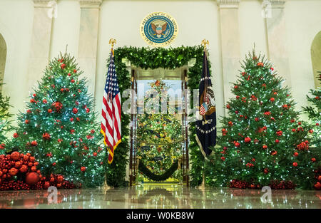 Des décorations de Noël sont vus dans le Cross Hall à la Maison Blanche à Washington, D.C. le 26 novembre 2018. Cette année, le thème de vacances, conçu par la Première Dame Melania Trump, 'trésors' américain rend hommage au patrimoine de l'Amérique latine et intègre des fonctionnalités à travers la nation, selon la Maison Blanche. Photo par Kevin Dietsch/UPI Banque D'Images