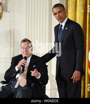 Dans cette photo, l'ancien président George H. W. Bush rend quelques brèves remarques au cours de la présentation de la 5000ème 'Points de lumière' Foundation award avec le président Barack Obama dans l'East Room de la Maison Blanche à Washington, DC Le 15 juillet 2013. George Herbert Walker Bush est mort le 30 novembre 2018 à l'âge de 94 ans. UPI/Pat Benic Banque D'Images
