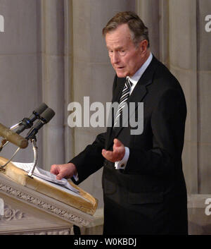 Dans cette photo, l'ancien président George H. W. Bush rend la parole durant les funérailles nationales organisées pour l'ancien président Gerald R. Ford à la cathédrale nationale de Washington à Washington le 2 janvier 2007. George Herbert Walker Bush est mort le 30 novembre 2018 à l'âge de 94 ans. (Photo d'UPI/Roger L. Wollenberg) Banque D'Images