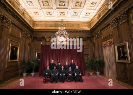 Les juges de la Cour suprême ont posé pour leur portrait de groupe officiel de la Cour suprême le 30 novembre 2018 à Washington, D.C. Assis de gauche à droite : Associer la Justice Stephen Breyer, juge Clarence Thomas, juge en chef John G. Roberts, associer la Justice Ruth Bader Ginsburg et juge Samuel Alito associé, Jr. debout derrière de gauche à droite : Associer la Justice Neil Gorsuch, associer la Justice Sonia Sotomayor, associer la Justice Elena Kagan et associer la Justice M. Brett Kavanaugh. Photo par Kevin Dietsch/UPI Banque D'Images