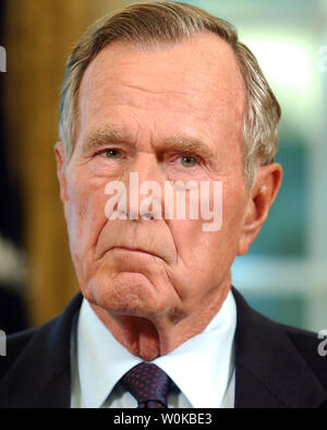 Dans cette photo, de l'ancien Président des États-Unis George H. W. Écoute Bush comme président des États-Unis, George W. Bush le nomme et l'ancien Président des États-Unis Bill Clinton co-présidents d'un effort visant à recueillir des fonds pour aider les personnes touchées par l'ouragan Katrina le 1 septembre 2005. George Herbert Walker Bush est mort le 30 novembre 2018 à l'âge de 94 ans. Photo par Ron Sachs/UPI Banque D'Images