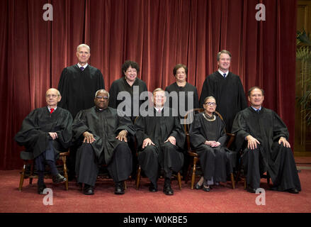 Les juges de la Cour suprême ont posé pour leur portrait de groupe officiel de la Cour suprême le 30 novembre 2018 à Washington, D.C. Assis de gauche à droite : Associer la Justice Stephen Breyer, juge Clarence Thomas, juge en chef John G. Roberts, associer la Justice Ruth Bader Ginsburg et juge Samuel Alito associé, Jr. debout derrière de gauche à droite : Associer la Justice Neil Gorsuch, associer la Justice Sonia Sotomayor, associer la Justice Elena Kagan et associer la Justice M. Brett Kavanaugh. Photo par Kevin Dietsch/UPI Banque D'Images