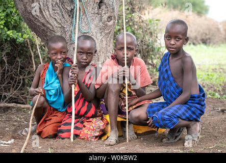 Même, la Tanzanie, le 5 juin 2019 : les jeunes garçons masaï se reposant sous un arbre Banque D'Images