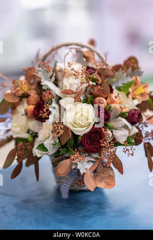 Arrangement de fleurs de fête d'accueil de feuilles, de roses, de baies. Vacances d'automne Banque D'Images