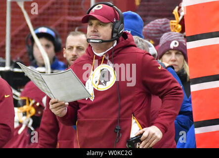 Redskins de Washington l'entraîneur-chef Jay Gruden travaille la ligne contre les Giants de New York au cours de la première moitié d'un match de la NFL à FedEx Field à Landover, Maryland, le 9 décembre 2018. Photo de David Tulis/UPI Banque D'Images