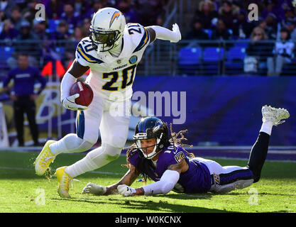 Los Angeles Chargers arrière défensif Desmond King (20) retourne un coup contre les Ravens de Baltimore le receveur Chris Moore (10) au cours de la première moitié d'une Wild Card match de la NFL à M&T Bank Stadium à Baltimore, Maryland, le 6 janvier 2019. Photo par Kevin Dietsch/UPI Banque D'Images