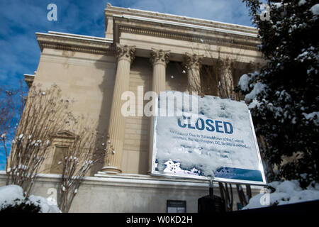 Un signe clos couvert de neige est vu aux Archives nationales comme la fermeture partielle du gouvernement fédéral entre dans son 24e jour, dans la région de Washington, D.C., le 14 janvier 2019. Le Congrès et la Maison Blanche ne peuvent arriver à un accord sur un projet de loi de dépenses en tant que président du Trump demande de 5,7 milliards de dollars pour un mur à la frontière sud. Photo par Kevin Dietsch/UPI Banque D'Images