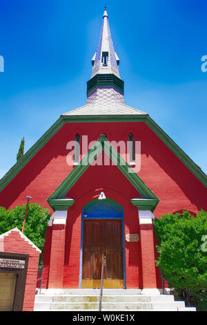 Le Pacte rouge sur l'Église presbytérienne de Howell Ave dans le centre-ville de Bisbee, AZ Banque D'Images