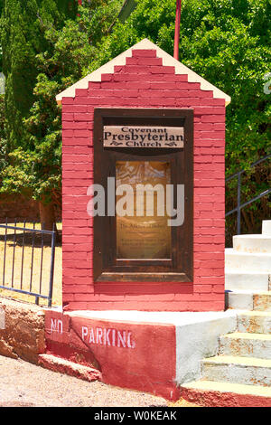 Le Pacte rouge sur l'Église presbytérienne de Howell Ave dans le centre-ville de Bisbee, AZ Banque D'Images