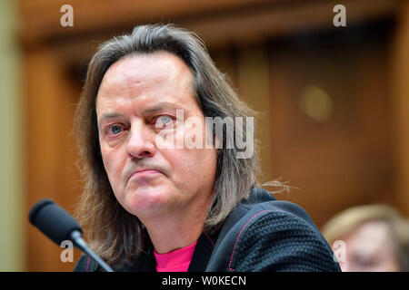 T-Mobile le PDG John Legere témoigne devant un comité de la Chambre de Commerce et de l'énergie audience sur le projet T-Mobile et Sprint, à Washington, D.C. le 13 février 2019. Photo par Kevin Dietsch/UPI Banque D'Images