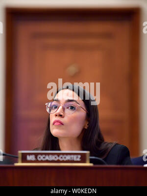 Alexandria, Ocasio-Cortez rép. D-NY, participe à une audience du Comité des services financiers de la Chambre sur la colline du Capitole à Washington, D.C. le 13 février 2019. Photo par Kevin Dietsch/UPI Banque D'Images