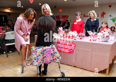 Première Dame Melania Trump crée la Saint-valentin artisanat comme elle rend visite à des enfants malades à la Children's Inn sur le campus de l'Office national de la santé au sein des instituts, à Bethesda, Maryland, le 14 février 2019. Photo par Kevin Dietsch/UPI Banque D'Images