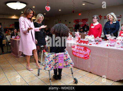 Première Dame Melania Trump crée la Saint-valentin artisanat comme elle rend visite à des enfants malades à la Children's Inn sur le campus de l'Office national de la santé au sein des instituts, à Bethesda, Maryland, le 14 février 2019. Photo par Kevin Dietsch/UPI Banque D'Images