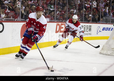 Le défenseur Brooks Orpik Capitals de Washington (44) porte le palet alors que défendu par les Hurricanes de la Caroline center Sebastian Aho (20) au cours de la troisième période à Capital One Arena à Washington, D.C. le 26 mars 2019. Les Capitales de la région métropolitaine de plomb et la Division peut décrocher une position en séries éliminatoires de la Coupe Stanley ce soir. Les ouragans demeurent dans une wild card position comme ils pourchassent une place dans les séries éliminatoires. Photo par Alex Edelman/UPI Banque D'Images