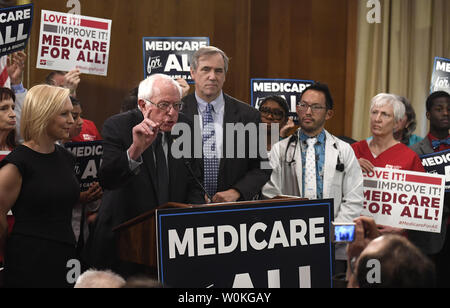 Le sénateur Bernie Sanders, indépendant du Vermont, (C) rend les commentaires comme il annonce son intention de proposer à tous les 'Medicare Act de 2019, la législation sur le Capitole, le 10 avril 2019, à Washington, DC. Sénateurs Kristen Gillibrand de New York (L) et Edward Markey du Massachusetts (R) ont également participé. Photo de Mike Theiler/UPI Banque D'Images