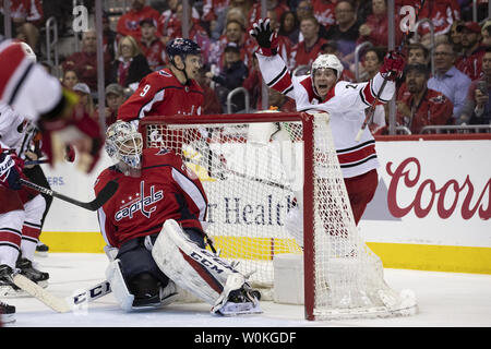 Centre Carolina Hurricanes Sebastian Aho (20) célèbre après avoir marqué contre le gardien Braden Holtby Les Capitals de Washington (70) au cours de la deuxième période à Capital One Arena à Washington, D.C. le 13 avril 2019. Les Capitals de Washington laisse le meilleur des sept séries avec une victoire. Photo par Alex Edelman/UPI Banque D'Images