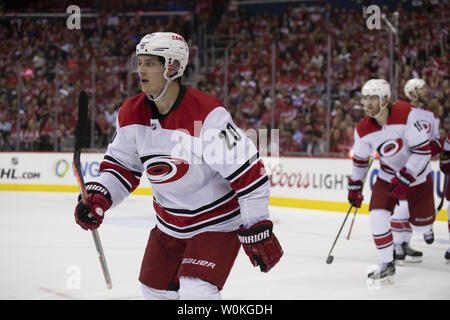 Centre Carolina Hurricanes Sebastian Aho (20) Patins à l'audience après avoir marqué sur le gardien Braden Holtby Les Capitals de Washington (70) au cours de la deuxième période à Capital One Arena à Washington, D.C. le 13 avril 2019. Les Capitals de Washington laisse le meilleur des sept séries avec une victoire. Photo par Alex Edelman/UPI Banque D'Images