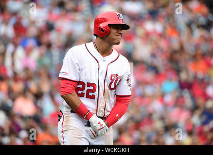 Le voltigeur des Nationals de Washington Juan Soto (22) réagit après avoir été touché par un lancer contre les Giants de San Francisco au Championnat National Park de Washington, D.C. le 18 avril 2019. Photo par Kevin Dietsch/UPI Banque D'Images