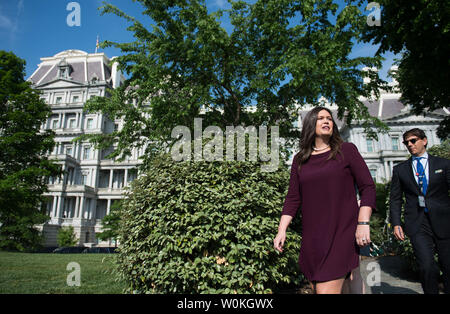 Secrétaire de presse de la Maison Blanche Sarah Sanders rejoint par Hogan Gidley,.Maison Blanche, Secrétaire de presse adjoint principal, promenades de parler aux journalistes à l'extérieur de la Maison Blanche à Washington, le 2 mai 2019. Photo par Kevin Dietsch/UPI Banque D'Images