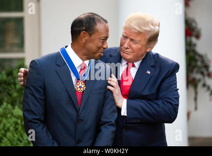 Le président Donald Trump awards Tiger Woods golfeur professionnel la Médaille présidentielle de la liberté, le jardin de roses à la Maison Blanche le 6 mai 2019 à Washington, D.C. Photo par Kevin Dietsch/UPI Banque D'Images