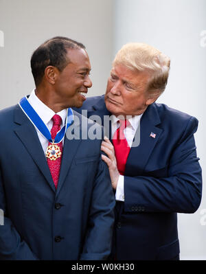 Le président Donald Trump awards Tiger Woods golfeur professionnel la Médaille présidentielle de la liberté, le jardin de roses à la Maison Blanche le 6 mai 2019 à Washington, D.C. Photo par Kevin Dietsch/UPI Banque D'Images