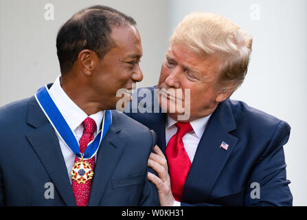 Le président Donald Trump awards Tiger Woods golfeur professionnel la Médaille présidentielle de la liberté, le jardin de roses à la Maison Blanche le 6 mai 2019 à Washington, D.C. Photo par Kevin Dietsch/UPI Banque D'Images