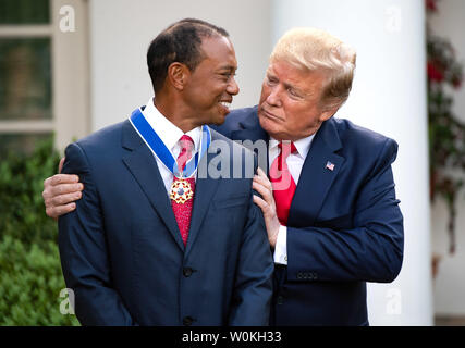 Le président Donald Trump awards Tiger Woods golfeur professionnel la Médaille présidentielle de la liberté, le jardin de roses à la Maison Blanche le 6 mai 2019 à Washington, D.C. Photo par Kevin Dietsch/UPI Banque D'Images